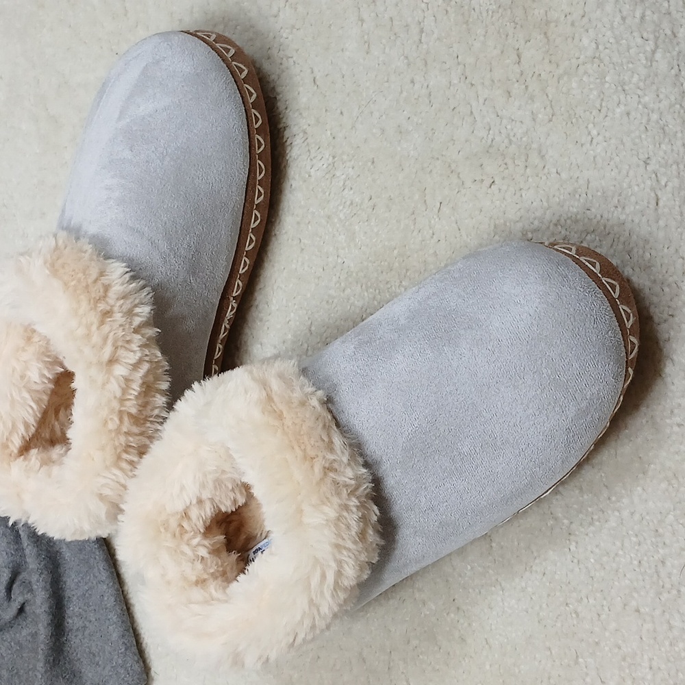 Therapedic Whisper women's gray fabric slippers. Mint condition. Size 7 to 8